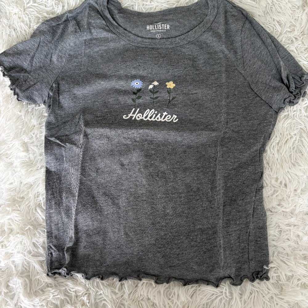 Hollister Women's Ribbed Grey Baby Tee - Size Small